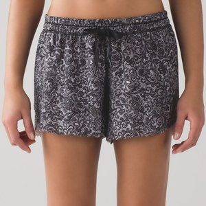 Lululemon Hit It Short - Lace, size 8